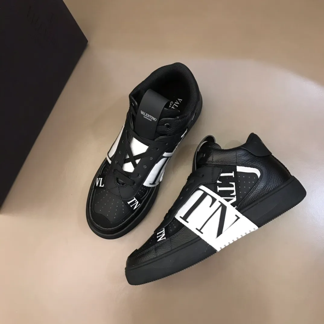 p480 "VALETINO**" new high-top 🆕 calfskin lace-up sneakers. No man should be able to refuse these shoes. The classic color scheme is so handsome! Purchase a high-precision replica of the original version to instantly sell off the market currency! 6 VLTN logo rubber effect straps - Valentino Garavani Logo printed on the back and tongue, all materials are customized to ensure quality! Size: 38-44
